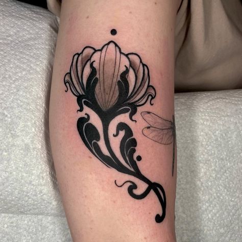 Tattoo • Instagram Art Nouveau Tattoo Flower, Jewerly Tattoo, Traditional Tattoo Drawings, Art Deco Tattoo, Kinds Of Flowers, Art Nouveau Tattoo, Nouveau Tattoo, L Tattoo, Tattoo Instagram