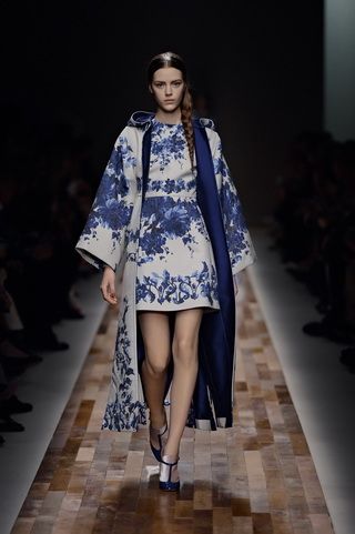 Valentino Valentino Fashion, Moda Paris, Paris Mode, China Blue, Delft Blue, Blue And White Dress, Italian Fashion Designers, Mode Inspiration, Delft