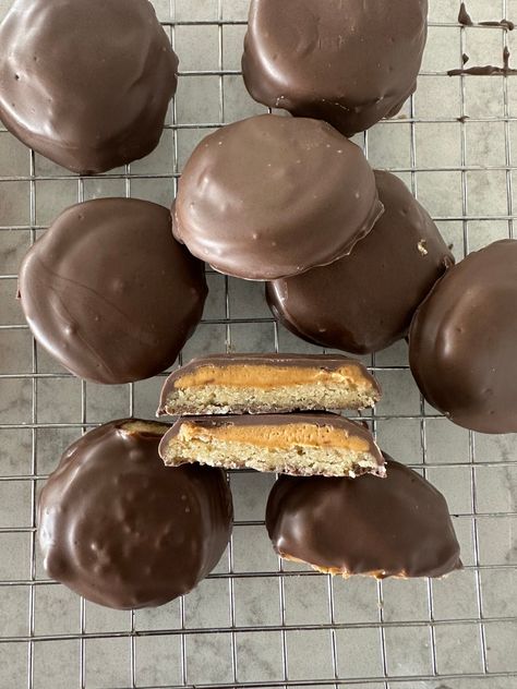 Copycat Tagalong Cookies, Tagalong Cookies Recipe, Peanut Butter Patties Recipe, 2023 Desserts, Tagalong Cookies, Vanilla Shortbread, Italian Butter Cookies, Food Business Ideas, Patties Recipe