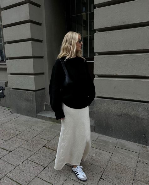 Social Worker Outfits, Skirt Outfit Fall, Satin Skirt Outfit, Japan Outfits, Aesthetic Photoshoot, Outfit Looks, Modesty Outfits, Winter Skirt Outfit, London Outfit