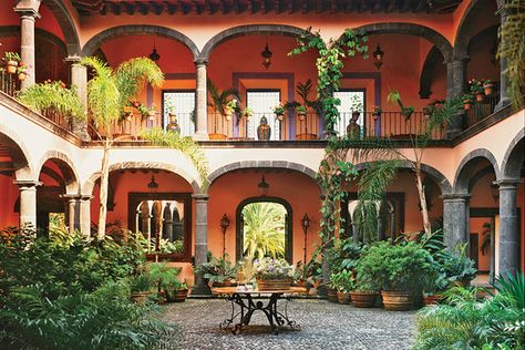 In the shadow of a volcano, a 19th-century Mexican hacienda might just be the most exclusive hotel in the world. Mexican Courtyard, Style Hacienda, Mexican Style Homes, Boho Glam Home, Hacienda Homes, Spanish Style Architecture, Houses In Mexico, Spanish Hacienda, Mexican Hacienda