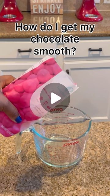 Kori Lowe on Instagram: "I hope I was able to answer all of your questions here. How I get my chocolate (candy melts)smooth,alternatives if you can't get gift box, etc. I've used most brands of candy melts with great results with this method. . . . #chocolatecoveredstrawberries #tutorial #mothersday #giftideas #cakepops #korilowesweetlife #treattable #chocolate #chocolatesrose" Candy Melt Cake Decorations, Wilton Candy Melts Ideas, Valentines Party Desserts, Melting Chocolate In Microwave, Chocolate Melts Recipes, How To Use Candy Melts, How To Make Melted Chocolate For Dipping, How To Melt Candy Melts, How To Color Chocolate