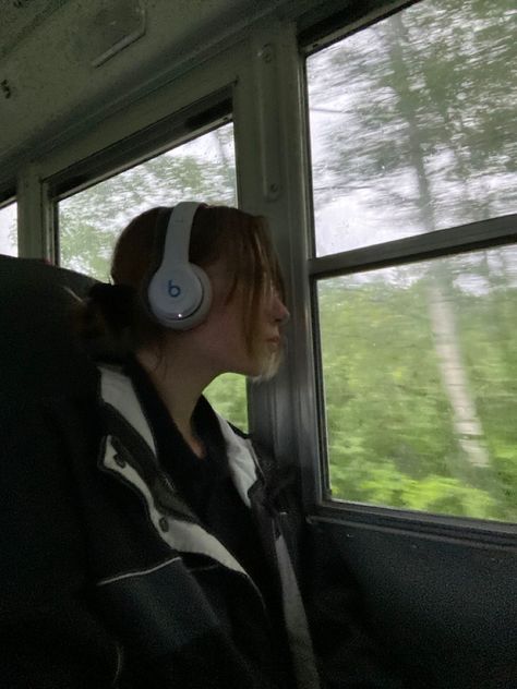 Introvert Girl, Girl With Headphones, 사진 촬영 포즈, Looking Out The Window, Foto Poses, Foto Ideas Instagram, Music Aesthetic, School Motivation, School Bus