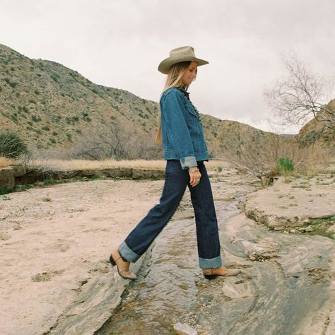 Ranch Women Outfit, Ranch Fashion Women, Minimalist Cowgirl Outfit, Cowgirl Chic Aesthetic, Yellowstone Aesthetic Outfits, 90s Western Fashion, Vintage Cowgirl Aesthetic, Beth Dutton Style, Casual Western Outfits