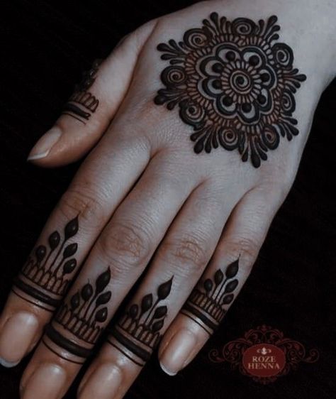 Small Mandala Mehendi, Eye Lances Colors, Back Hand Small Mehndi Designs, Wrist Mehndi Designs Simple, Mehndi Designs Feet Simple, Mehndi Designs Moon, Latest Simple Mehndi Designs Back, Simple Short Mehndi Designs, Thick Henna Designs