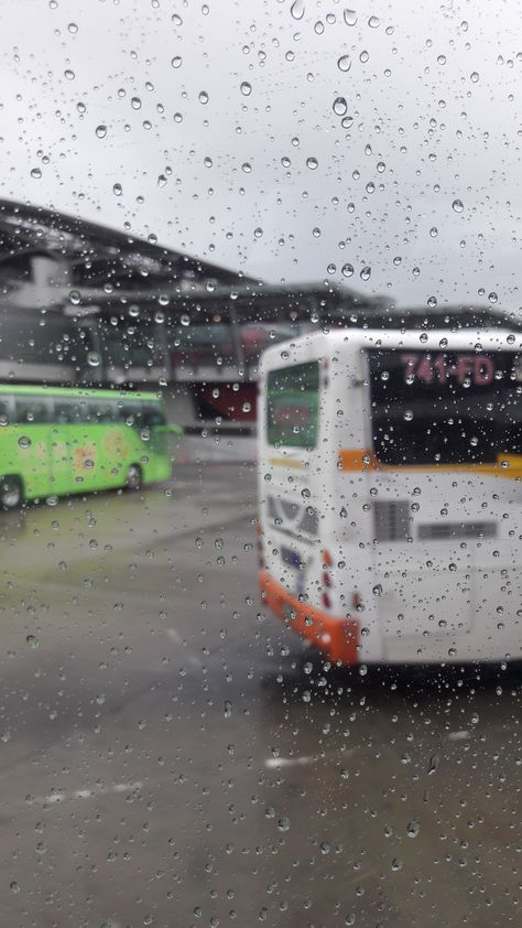 looking out from a bus window Bus Window Aesthetic, Bus Window View, Bus Travel Snap, Bus Travel Aesthetic, Bus Snap, Bus Pic, Bus Window, Idea Story, 90s Bollywood Aesthetic