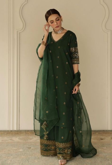 Mehndi Outfit Sisters, Peacock Green Dress Indian, Green Salwar Suit For Women, Partywear Hairstyle For Long Hair, Shaadi Guest Outfit, Heer Collection Suits, Shaadi Dresses Pakistani, Indian Winter Wedding Outfit, Dark Green Suit Women Indian