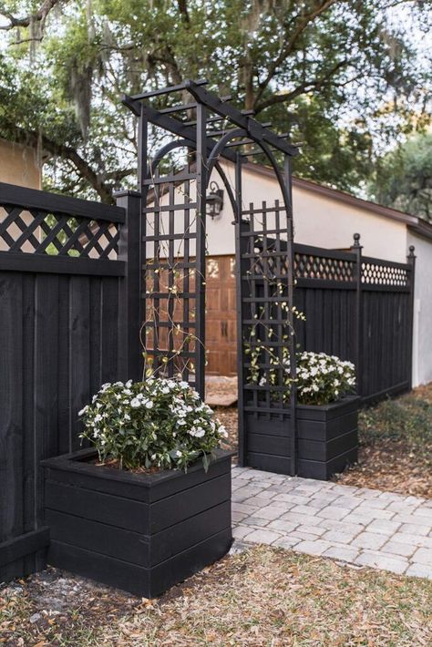 Black Vinyl Fence Front Yard, Wood Driveway Entrance, Wood Fence With Metal Gate, Black Wood Fence Backyards, Front Yard Arch Entrance, Wood Fence Decorations, Diy Trellis Archway, Black Wood Fence, Fenced In Patio