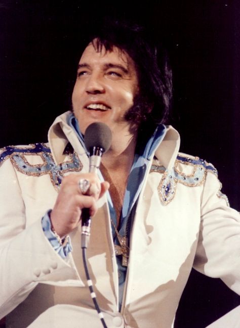 ELVIS 1975 Elvis 1975, Elvis Presley Concerts, Elvis Jumpsuits, I Love Elvis, Elvis In Concert, Elvis Art, Elvis Photos, Presley Family, Elvis Presley Photos