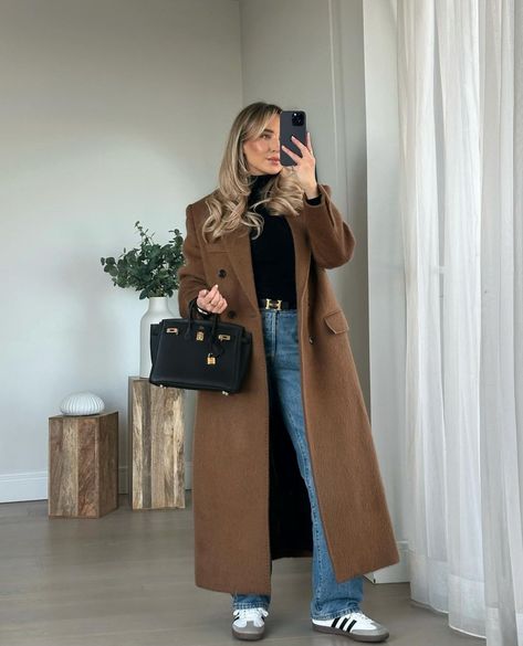 Outfits Invierno Frio, Caramel Coat Outfit, Light Brown Coat Outfit, Brown Long Coat Outfit, Brown Coat Outfit, Casual Bar Outfits, Long Coat Outfit, Winter Fashion Outfits Casual, Casual Day Outfits