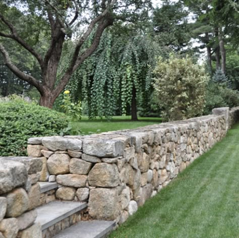 Large Land Landscaping, Front Yard Retaining Wall With Fence, Garden Rock Wall Ideas, Modern Stone Wall Outdoor, Landscape Around Well Cap, Rock Wall Patio, Old Stone Wall Garden, Retaining Wall Decorating Ideas, Natural Boulder Retaining Wall