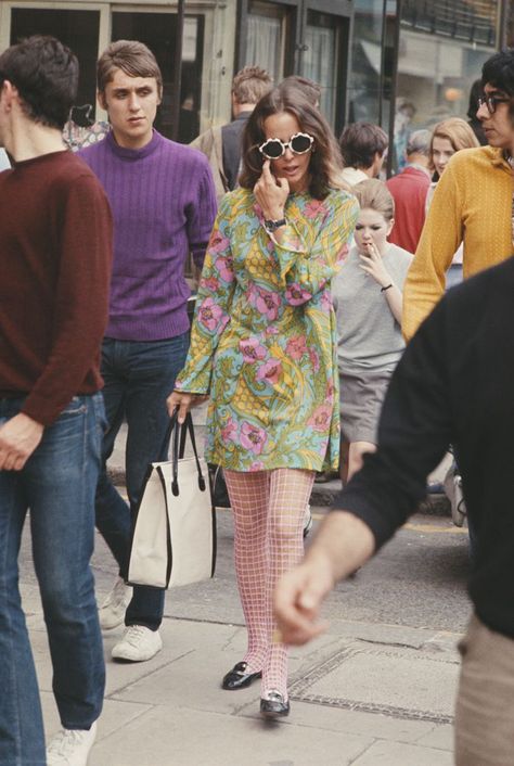 1950s Hawaiian Fashion, 60s Fashion Trends, 60’s Fashion, Moda Hippie, Mode Hippie, 60s 70s Fashion, Swinging London, Walking Down The Street, Fashion 1960s