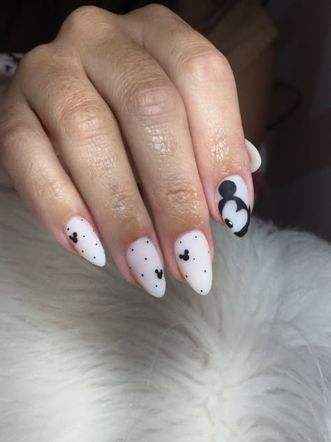 Mickey Almond Nails, Disney World Nails Acrylic Simple, Minimalist Mickey Nails, Disney Nails Classy, Lowkey Disney Nails, Almond Shape Disney Nails, Disney Themed Nails Acrylic Almond, Disney Nails Minimalist, Disney Almond Shaped Nails