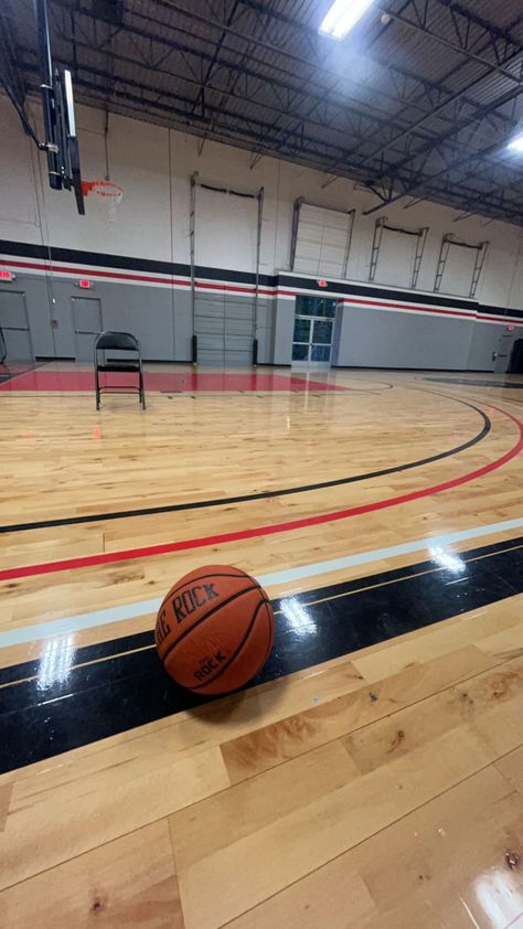 Basketball Gym Aesthetic, Basketball Aesthetics, Basketball Snap, Basketball Core, Pickup Basketball, Basketball Pics, Kobe Bryant Quotes, Basketball Aesthetic, Basketball Motivation