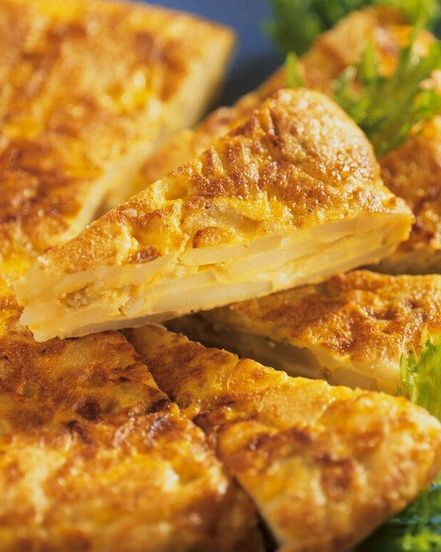 Du suchst nach einem leckeren Fingerfood-Rezept? Die Tortilla Española ist dafür hervorragend geeignet. Kartoffeln, Zwiebeln, Eier reichen schon aus – deine Gäste werden dich lieben. #daskochrezept #tortilla #espanola #spanisch #lecker #eier #omelette #kartoffeln Tortilla Espanola, Simple Healthy Breakfast, Spanish Omelette, Omelette Recipe, Spanish Tapas, Happy Meal, International Recipes, Food Network, Tortillas