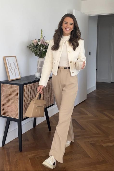 Outfits Con Saco Beige, Outfit Saco Blanco, White Tweed Blazer Outfit, White Tweed Jacket Outfit, Boucle Jacket Outfit, Aesthetic Business, Jacket Outfit Women, Classy Outfits For Women, Beige Outfit