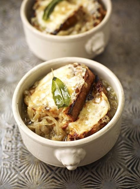 English Onion Soup with Sage & Cheddar - topped with crunchy cheesy croutons : jamieoliver Easy Onion Soup Recipe, Soup With Sage, French Onion Soup Recipe, Onion Soup Recipes, Queso Cheddar, Jamie Oliver Recipes, Stale Bread, French Onion Soup, Onion Soup