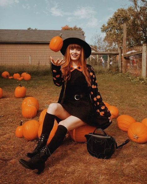 Easy witch costume ideas for women Cute Witch Costume, Halloween Inspired Outfits, Halloween Fashion Outfits, Office Halloween Costumes, Pumpkin Outfit, Pretty Halloween Costumes, Witch Fashion, Halloween Photoshoot, Witch Outfit