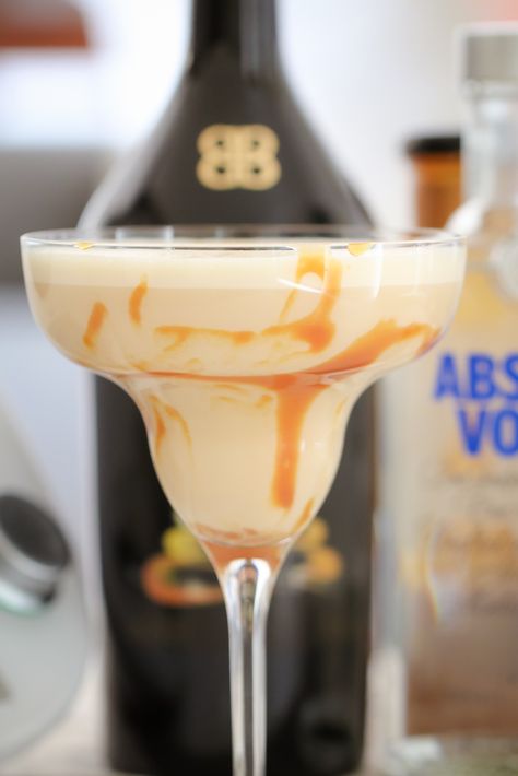 Boozy Salted Caramel Cocktail - Bake Play Smile Bailey’s Salted Caramel Recipes, Salted Caramel Baileys, Martini Ideas, Baileys Recipes Drinks, Caramel Cocktail, Baileys Cocktails, Baileys Drinks, Caramel Drinks, Easter Cocktails