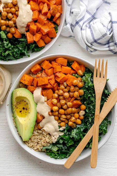 Quinoa Buddha Bowl Potato Chickpea, Vegan Buddha Bowl, Plats Healthy, Healthy Bowls Recipes, Vegan Quinoa, Buddha Bowls, Crispy Chickpeas, Healthy Bowls, Vegan Sweet Potato