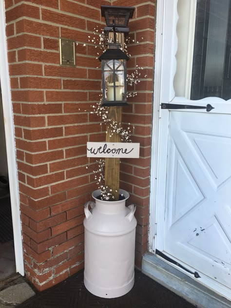 Old Door On Porch Decorating Ideas, Welcome Sign Ideas Front Porches, Diy Back Porch Decor, Decorating Old Milk Cans, Country Welcome Signs Front Porches, Milk Can Projects, Landscape Decor Garden Decorations, Rustic Milk Can Decor, Milk Jug Decor Front Porches