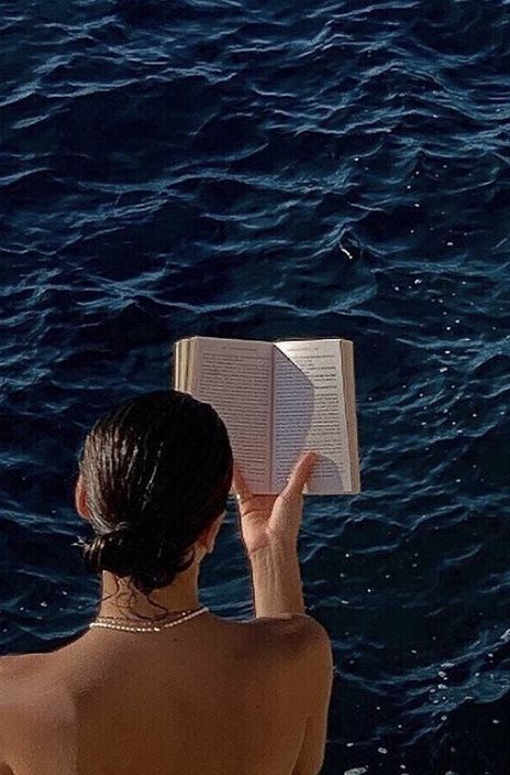 #ocean #beach #book #reading #summer #tan Nicolecore Aesthetic, Woman Retreat, 2023 Mood, 사진 촬영 포즈, 2022 Vision Board, Foto Poses, Vision Board 2023, Summer Bucket Lists, 2023 Vision Board