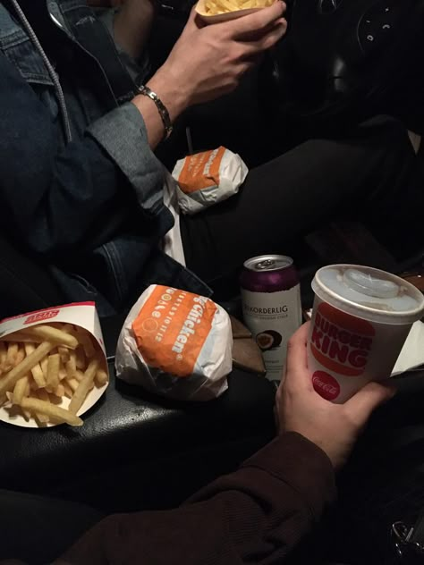 Burger King Aesthetic Couple, Snacks In Car Aesthetic, Eating In The Car Aesthetic, Couple Food Date Aesthetic, Burger Date Aesthetic, Car Dates Aesthetic, Food In Car Aesthetic, Car Friends Aesthetic, Date Aesthetic Korean