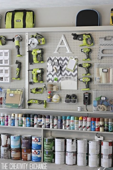 Shed Organisation, Workshop Organisation, Pegboard Garage, Garage Inspiration, Pegboard Storage, Garage Organization Tips, Garage Organizing, Outdoor Garage, Pegboard Organization