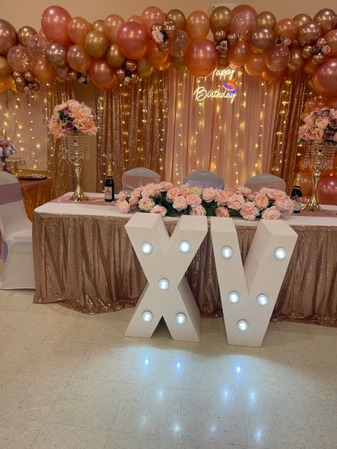 Pink Rose Gold Quince Theme, Quince Pink And Gold Theme, Peach Quinceanera Decorations, Gold And Pink Quinceanera Decor, Pink Quinceanera Table, Rose Gold And Champagne Quinceanera, Quinceanera Salon Decorations, Sweet 16 Rose Gold Theme Decorations, Sweet 16 Party Ideas Pink And Rose Gold