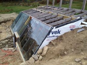 Passive Solar Greenhouse, Underground Greenhouse, Solar Greenhouse, Casa Hobbit, Koti Diy, Earth Sheltered, Home Greenhouse, Root Cellar, Small Greenhouse