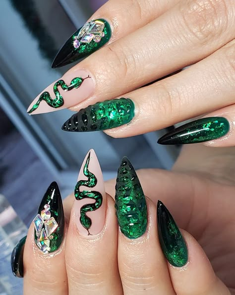 Green Snake Nails Acrylic, Emerald Halloween Nails, Emerald Green Snake Nails, Snake Halloween Nails, Emerald Green Halloween Nails, Medusa Nails Art, Black Emerald Nails, Black And Green Snake Nails, Medusa Nail Design