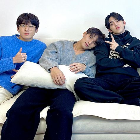 #wonwoo #mingyu #seungcheol Mingyu Sitting, Mingyu And Scoups, Wonwoo And Scoups, Seventeen Hip Hop Unit, Scoups Icon, Jeonghan And Scoups, Hip Hop Unit, S.coups Icon, Pledis Seventeen