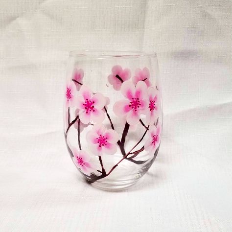 Painted Wine Glasses Flowers, Decorating Glasses, Purple Wine Glasses, Pink Wine Glasses, Wine Glass Ideas, Large Wine Glass, Beverage Glasses, Wine Glass Painting, Wine Glass Designs