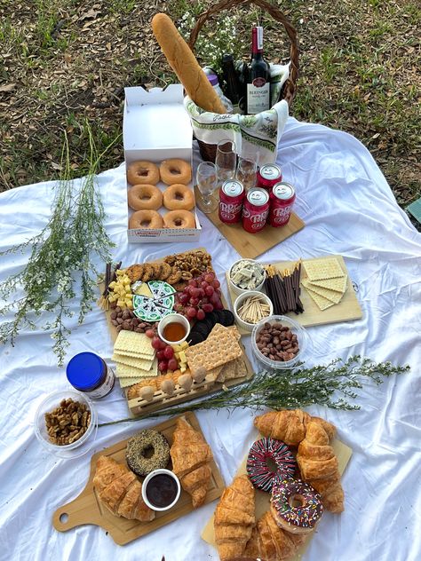 Cheese Board Picnic Ideas, Cute Simple Picnic Ideas, Picnic Food Charcuterie, Picnic Food Ideas For Two Aesthetic, Picnic Arrangement Ideas, Picnic Tray Ideas, Sunset Charcuterie Board, Charcuterie Board Beach Picnic, Simple Picnic Setup Ideas