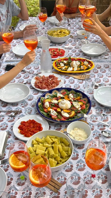 Bridesmaids Dinner Party, Italian Aperol Spritz, Aperol Spritz Aesthetic Party, Host Aesthetic, Aperol Spritz Party, Italian Summer Dinner Party, Aperol Spritz Aesthetic, Spritz Aesthetic, Hosting Aesthetic