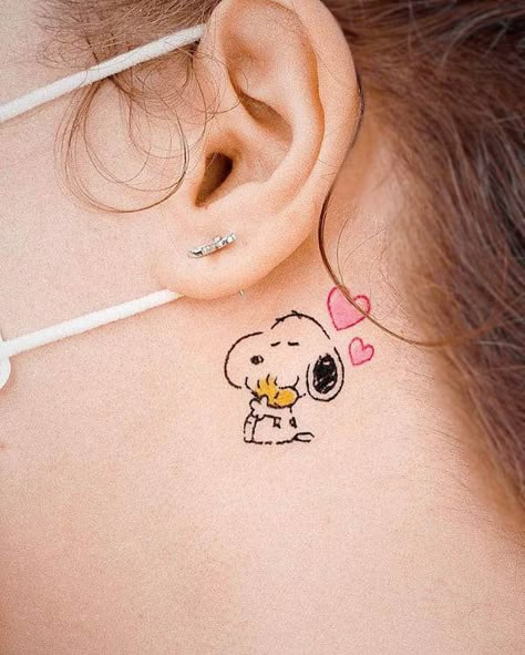 Behind The Ear Tattoo Ideas Disney, Small Snoopy Tattoos For Women, Cute Characters Tattoo, Small Tattoos Cartoon, Cute Cartoon Tattoo Ideas, Tiny Cartoon Tattoos, Peanuts Gang Tattoo Ideas, Cute Tattoos Cartoon, Tattoos Cool Unique