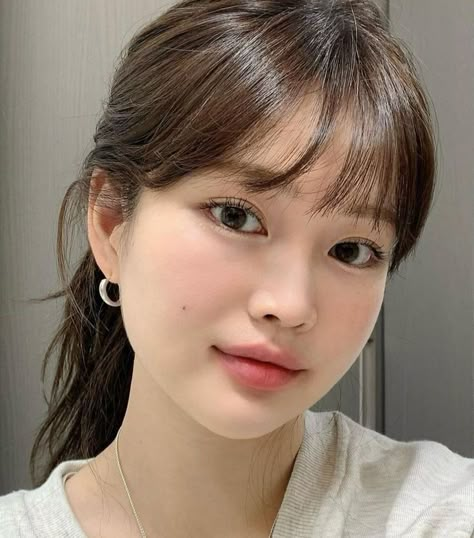 Bangs For Rounded Face, Light Bangs With Short Hair, Korean Hair For Round Face, Bangs Round Face Asian, Bangs In Round Face, Chest Length Haircut With Bangs, Korean Round Face Hairstyles, Round Face Asian Haircuts, Korean Makeup For Round Face