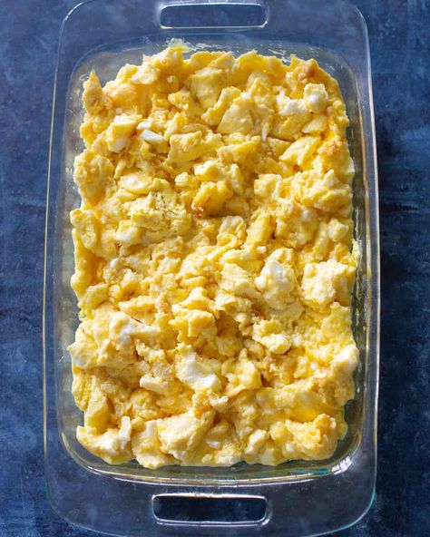 Scrambled Eggs In The Oven, Scrambled Egg Bake, Oven Scrambled Eggs, Easy Breakfast Dishes, Eggs In Oven, The Girl Who Ate Everything, Fluffy Scrambled Eggs, Scrambled Eggs Recipe, Breakfast For A Crowd