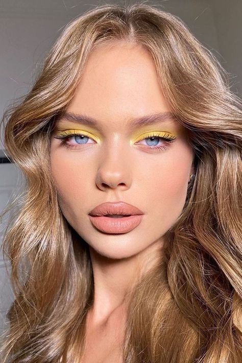 Pastel Eyeshadow makeup Spring Makeup Looks, Gorgeous Bridal Makeup, Prom Makeup Ideas, Yellow Eye Makeup, Pastel Eyeshadow, Makeup Looks Natural Full Face, Bridal Makeup Ideas, Seasonal Makeup, Glitter Makeup Looks