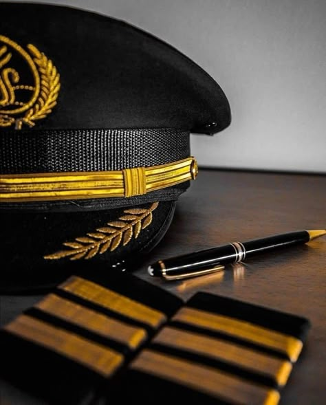 Pilot Pictures, Pilot Uniform Men, Pilot Dream, Pilots Quotes Aviation, Pilot Aesthetic, Pilot Life, Future Pilot, Pilot Career, Pilot Quotes