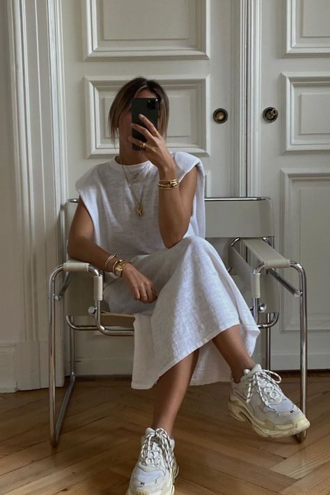 Chunky Trainers Outfit, Balenciaga Triple S Outfit, Triple S Outfit, Aylin Koenig, Balenciaga Trainers, Trainers Outfit, Rubber Sneakers, Danielle Bernstein, Everyday Fits