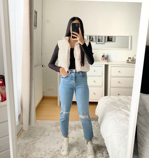 White Fuzzy Vest Outfit, White Cropped Puffer Vest Outfit, Outfits With White Vest, Outfit Chaleco Blanco, Chaleco Blanco Outfit, White Puffer Outfit, Fuzzy Vest Outfit, White Puffer Vest Outfit, Chaleco Puffer