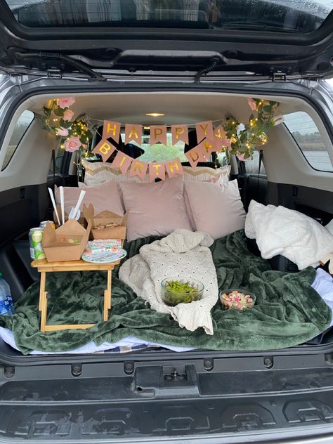 Suv Trunk Date Night, Trunk Picnic Date, Car Trunk Decorating Ideas, Back Of The Car Date Night, Back Of Car Picnic, Car Picnic Aesthetic, Car Picnic Date Ideas, Car Picnic Date, Trunk Bed Date