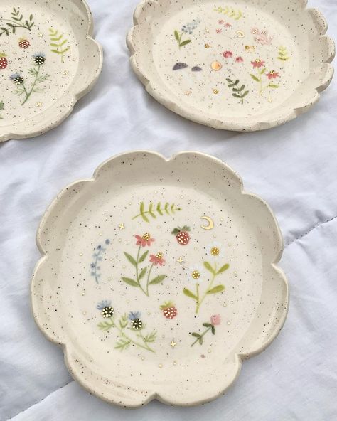 Emilie Nunez on Instagram: “Flower Garden plates 🌼 I made these with the intention for them to be hung on the wall, but they are totally functional as a little plate…” Aesthetic Ceramic Plate, Flower Ceramics Ideas, Painted Pottery Flowers, Ceramic Flower Plate, Flower Ceramic Plate, Cute Plates And Bowls, Flower Plates Ceramic, Pottery Plate Ideas, Pottery Painting Flowers