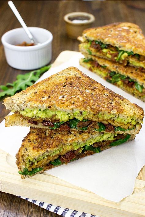 Tempeh Sandwich, Vegan Tempeh, Vegan Sandwich Recipes, Tempeh Recipes, Easy Sandwich Recipes, Vegan Sandwiches, Vegan Sandwich, Ideas For Breakfast, Quick Lunches