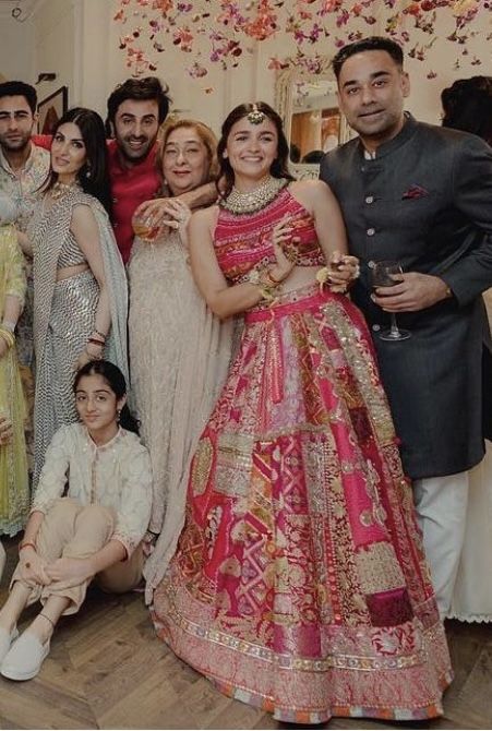 Celebrity In Lehenga Choli, Sider Dress For Indian Wedding, Alia Bhatt With Ranbir, Bridesmaid Lehenga Sisters, Mehandi Outfits Brides, Mehendi Bridal Outfit, Mehndi Outfit For Bride, Mehndi Outfit Bridal, Sangeet Outfit Bridal