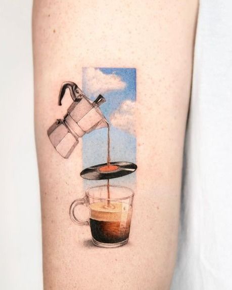 17 Tatuajes para Amantes del Cafe con cafetera disco de vinilo cielo detras Coffee Couple Tattoo, Espresso Tattoo, Tattoo Couple, Coffee Tattoos, Coffee Music, Music Tattoo, Couple Tattoos, Minimalist Tattoo, Tattoo Style