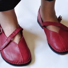 Sophisticated Shoes, Homemade Shoes, Fotocamere Vintage, Make Your Own Shoes, Making Shoes, Make Shoes, Shoe Making, Simple Shoes, Shoes Diy