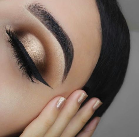 Pinterest: @wictrb✨ Gold Halo Eye, Gold Wedding Nails, Makeup Ideas For Prom, Makeup Hacks Eyeliner, Eye Makeup Glitter, Prom Gold, Make Up Designs, Gold Eye Makeup, Eye Looks