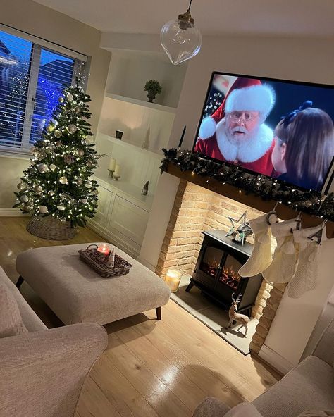 Cosy New Build Living Room, Christmas Decoration Living Room Ideas, Christmas Home Decorations Living Room, Cosy Christmas Living Room, Livingroom Christmas Decor, Christmas House Interior, Living Room At Christmas, Aesthetic Fireplace, Christmas Goals